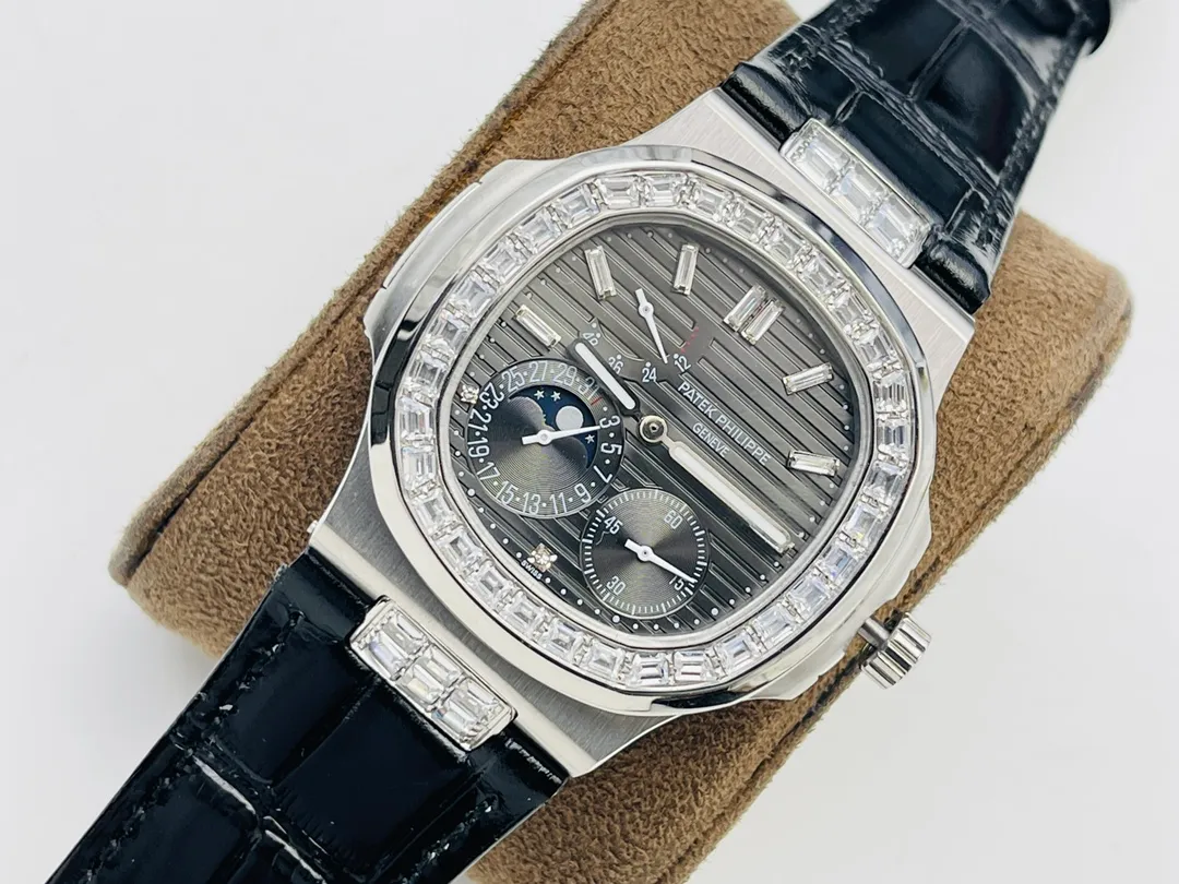 【Top Replica】💰5300! Patek Philippe [PFF Factory2022 Wall Crack Recommendation] The highest version on the market V5 upgraded ultra-thin version [The highest quality version on the market] Patek Philippe Patekphilippe Sports Series (Nautilus) 5724 (Domineering President) upgraded ultra-thin version of the Pearl Tuo, details: 1⃣️All functions are the same as the genuine ones (10-digit kinetic energy display, 7-digit calendar and moon phase 4-digit small second hand), with the same horizontal embossed pattern as the original, with fluorescent scales! 2⃣️Diameter 40 mm, 904L gold-plated stainless steel, sapphire glass mirror. 3⃣️The outer diamonds of models 5722 and 5724 are Swarovski diamonds, which are transparent and shiny, with extraordinary temperament. As close to the original as possible within the current state of the art, this watch is ready for all occasions! PFF Factory’s ingenious work welcomes your appreciation! (Buy now and get a PFF factory-customized version of a business pen for free, so that you can face any challenge calmly with full taste and style)